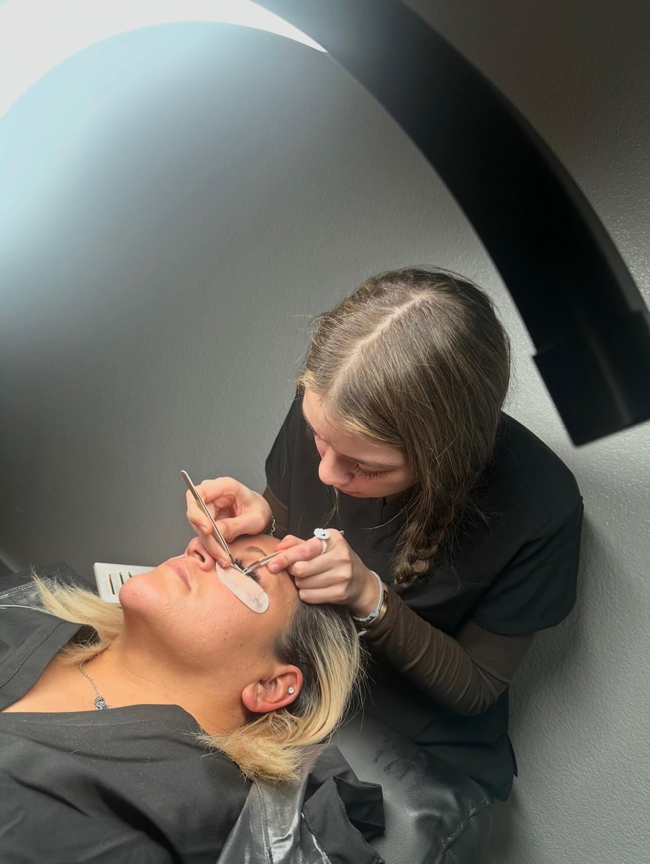 Lash technician applying extensions